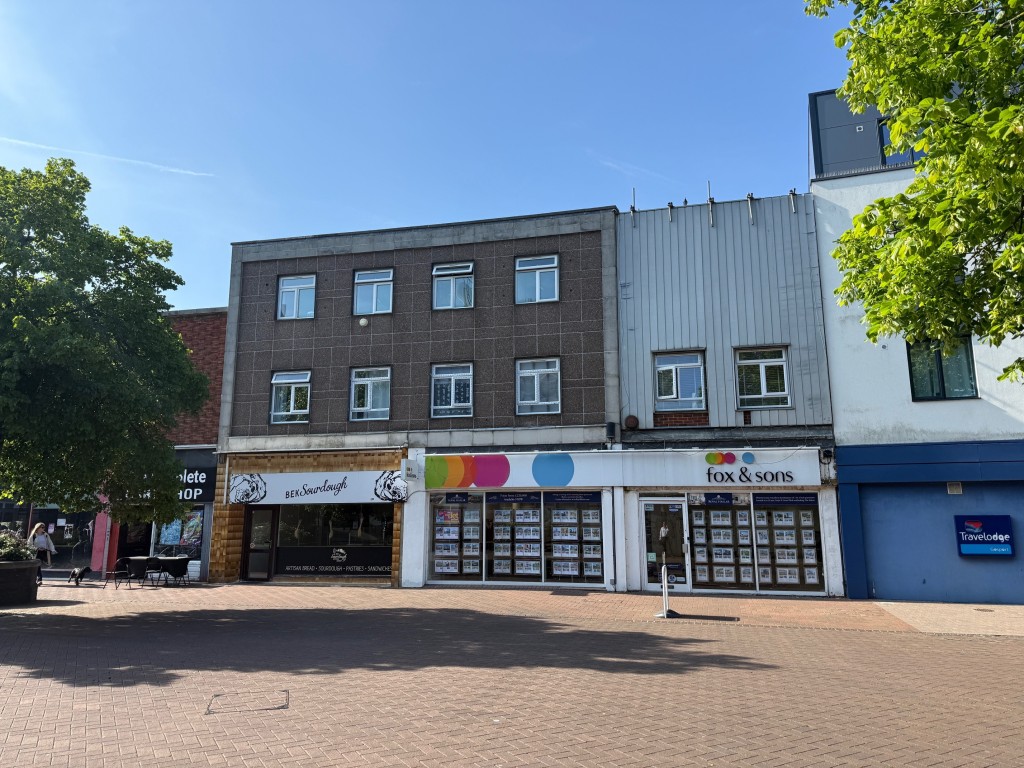 Lot: 6 - TOWN CENTRE LEASEHOLD FLAT - View of building from High Street